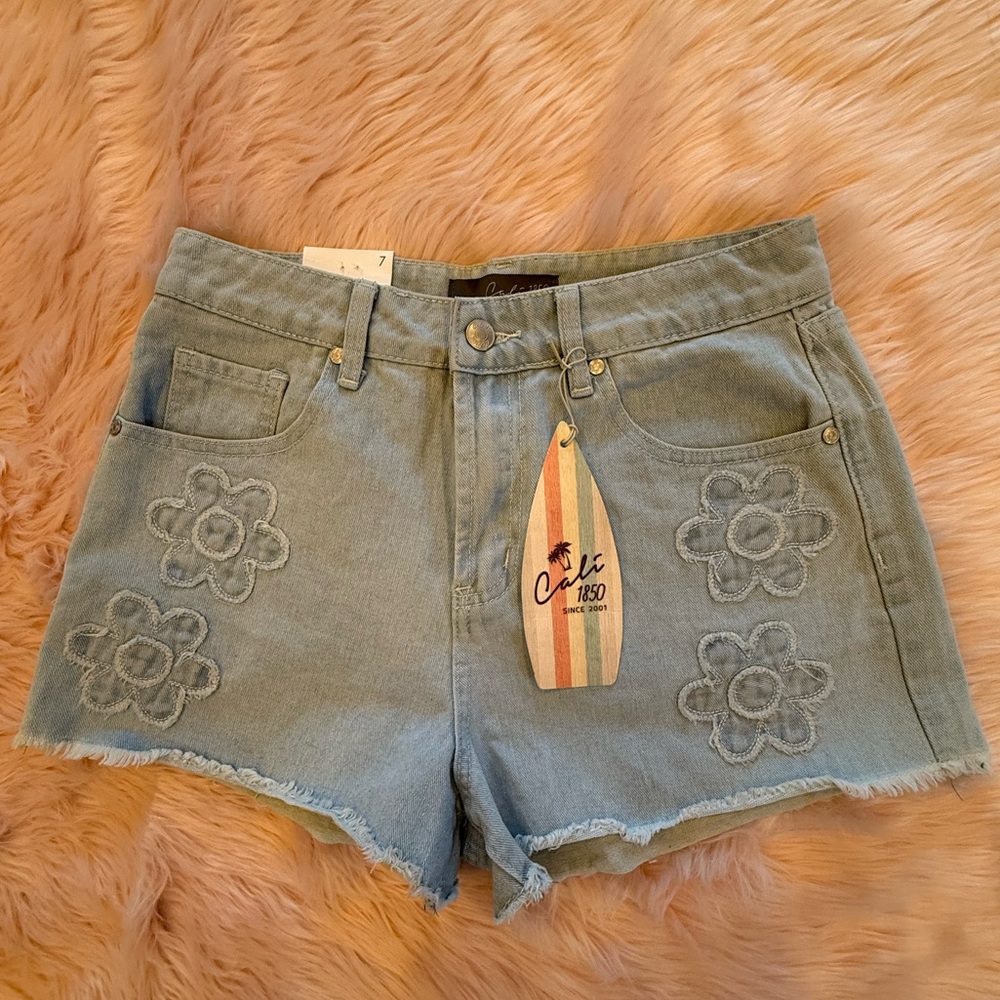 NWT Cali 1850 Light Wash Denim Shorts With Embroidered Daisies Size 7